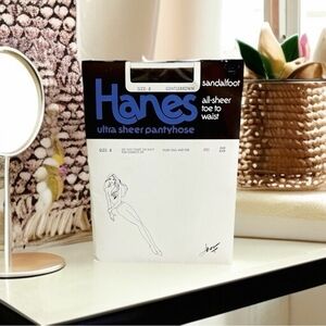 Vintage HANES Ultra Sheer Pantyhose Gently Brown Size B Sandalfoot NIB Nylon